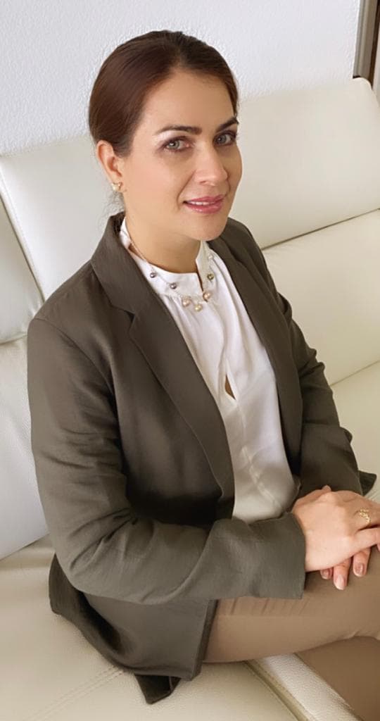 Verónica Valdez anotando durante una sesión de acompañamiento psicológico